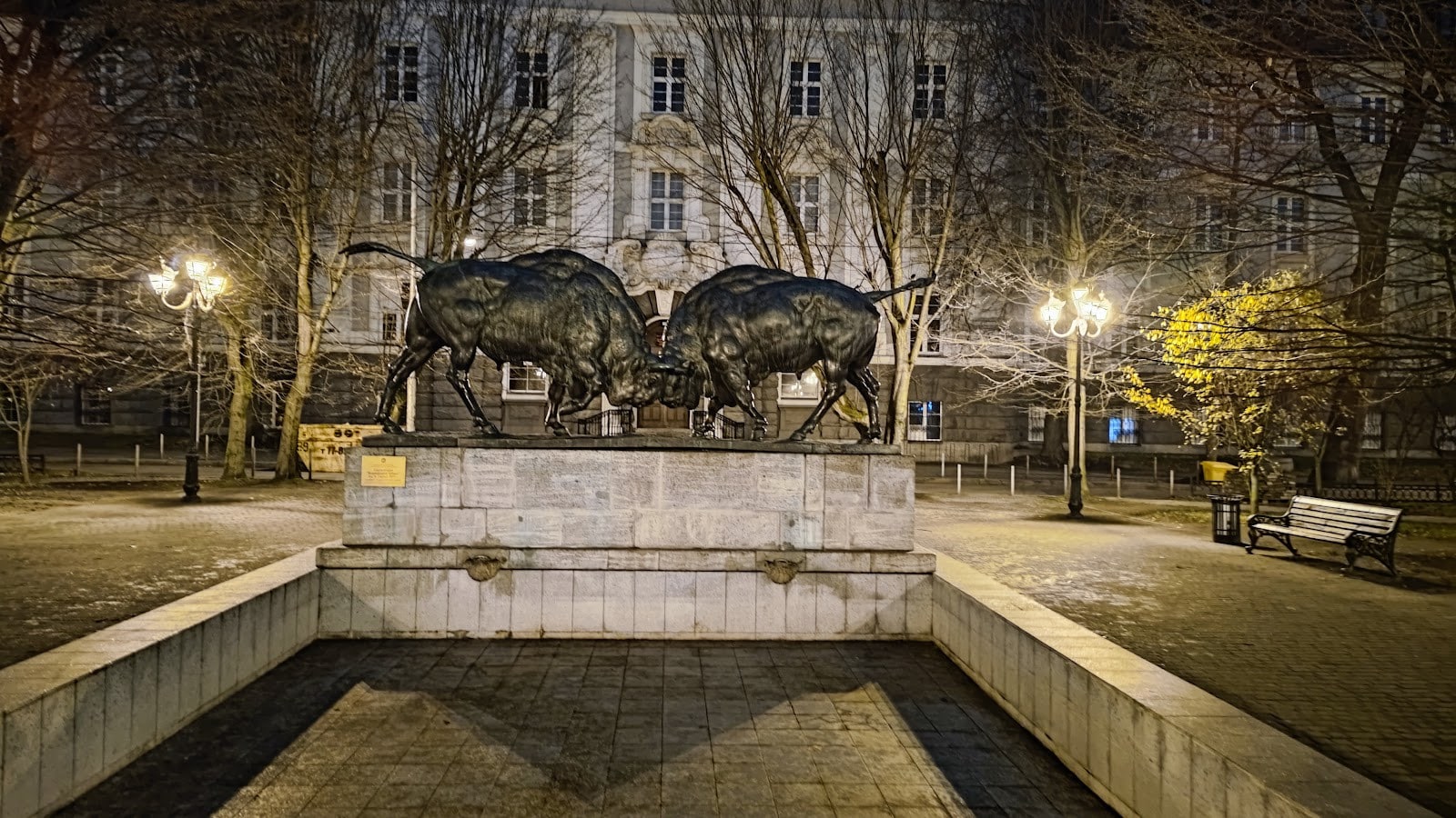 10. Борющиеся зубры: символ города