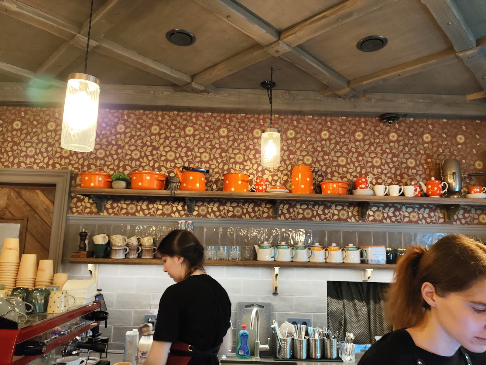 Атмосфера и интерьер кафе «Хомлины»