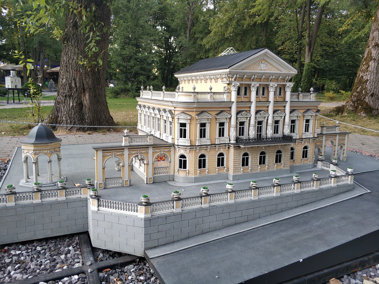 Больше чем просто миниатюры: развлечения и активности в парке