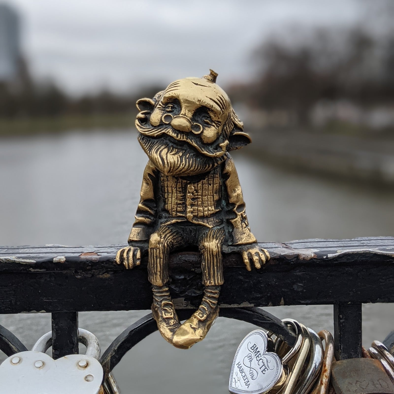 Парк скульптур и Медовый мост: прогулка по острову