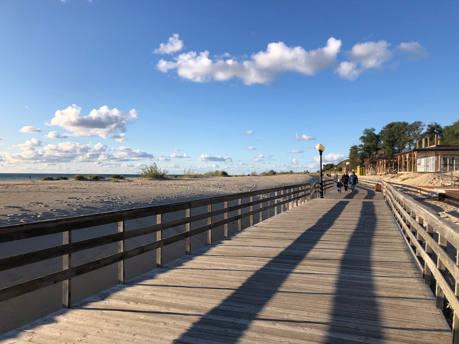 Почему Янтарный – лучший выбор для пляжного отдыха?