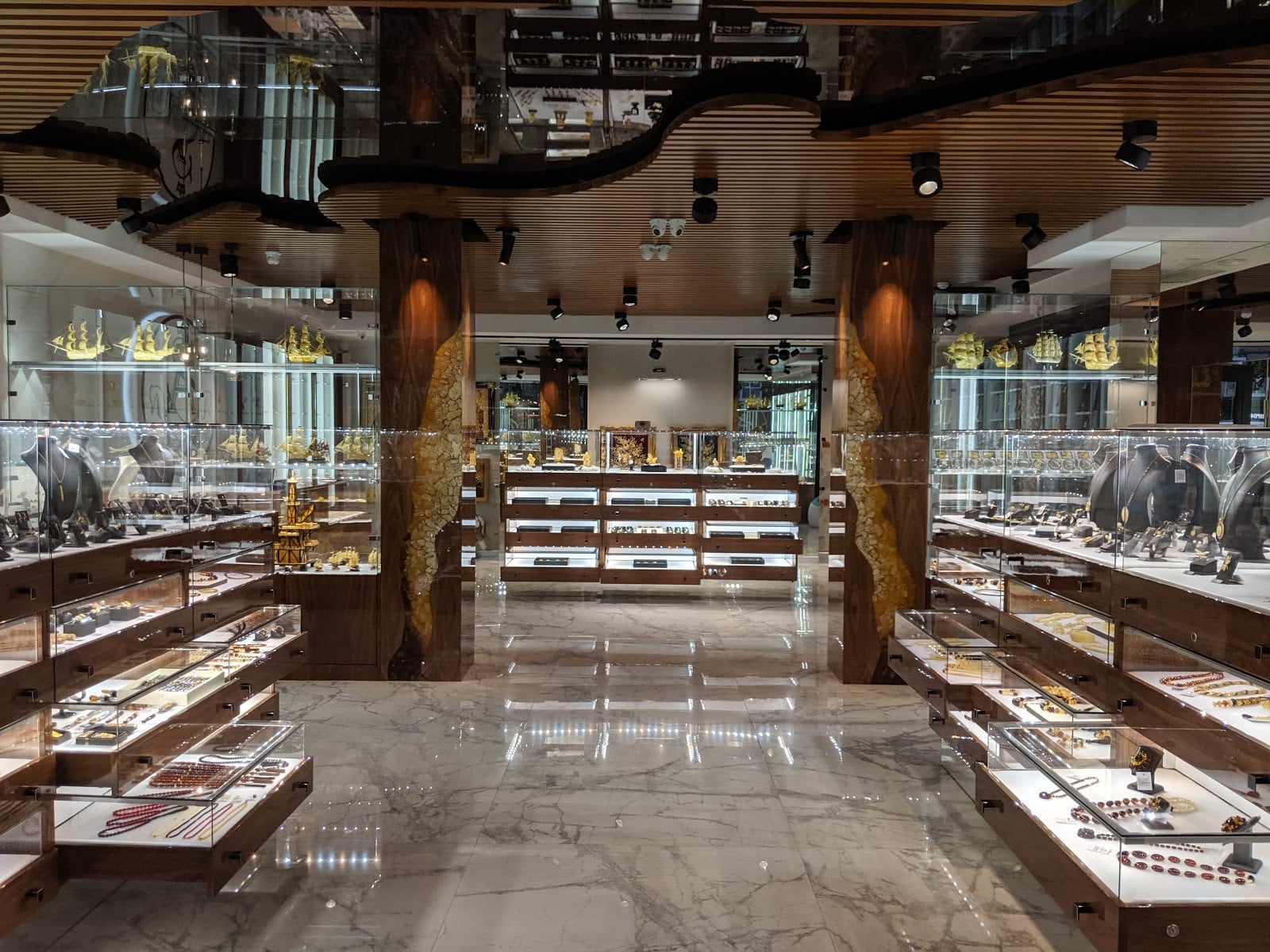 Янтарные сувениры: где купить и что выбрать